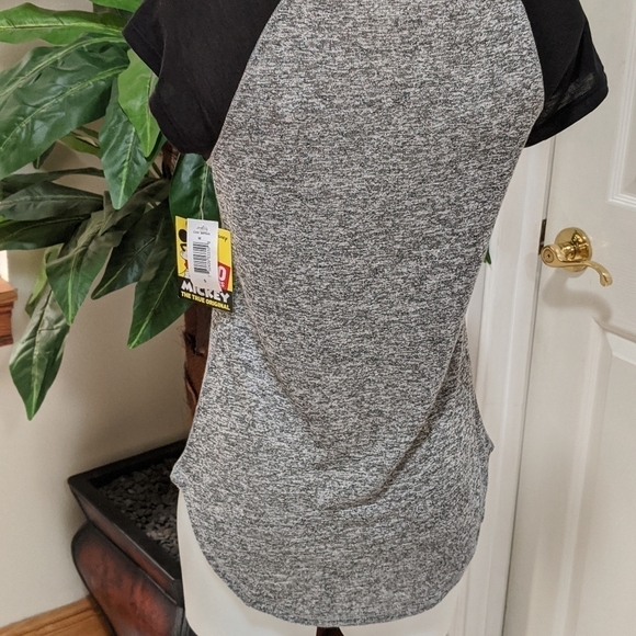 Disney 2019 Juniors's Fitted Short Sleeve Tee NWT - Picture 4 of 6